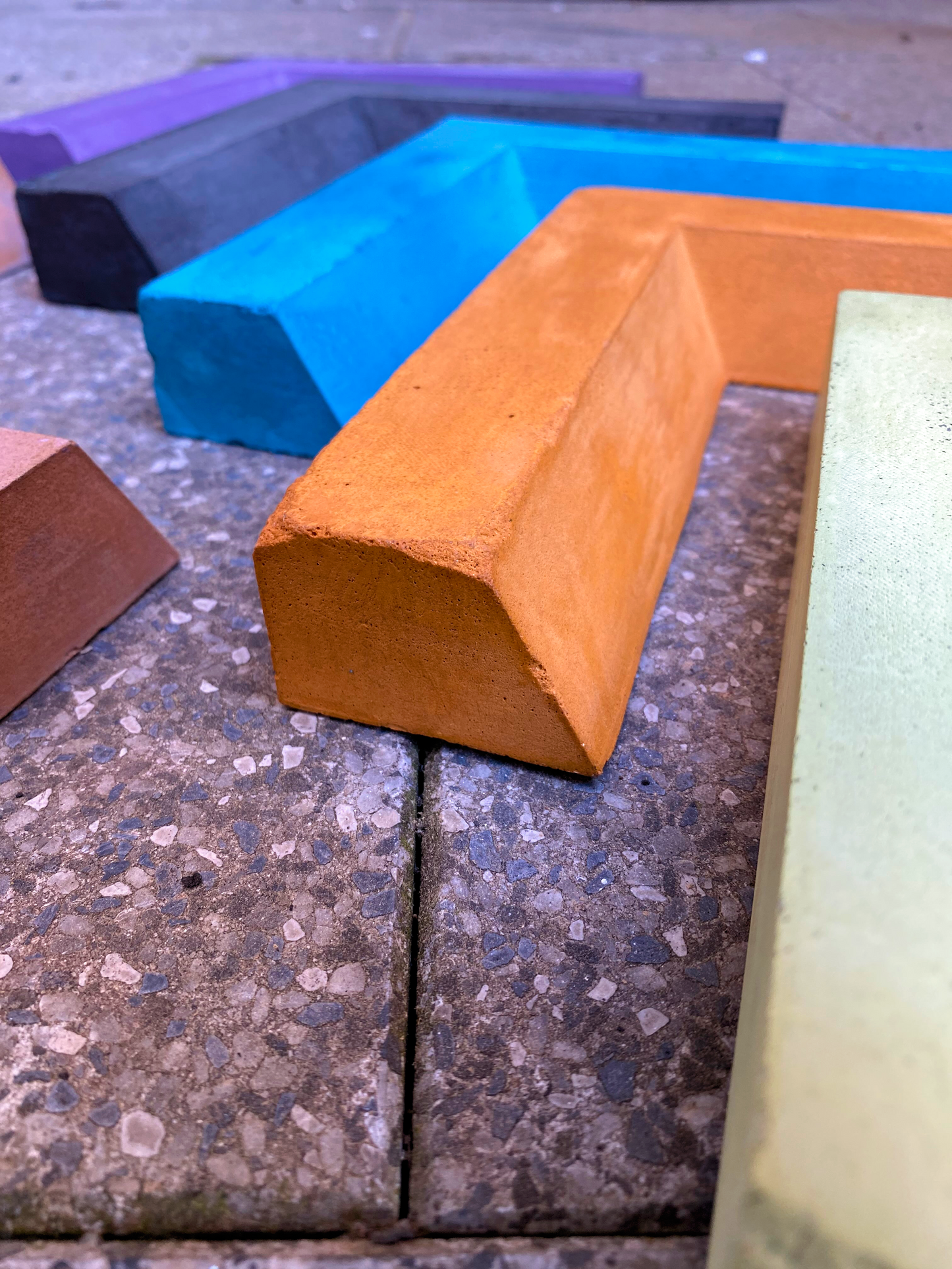 L-shaped concrete Ledge, fingerskateboard bank