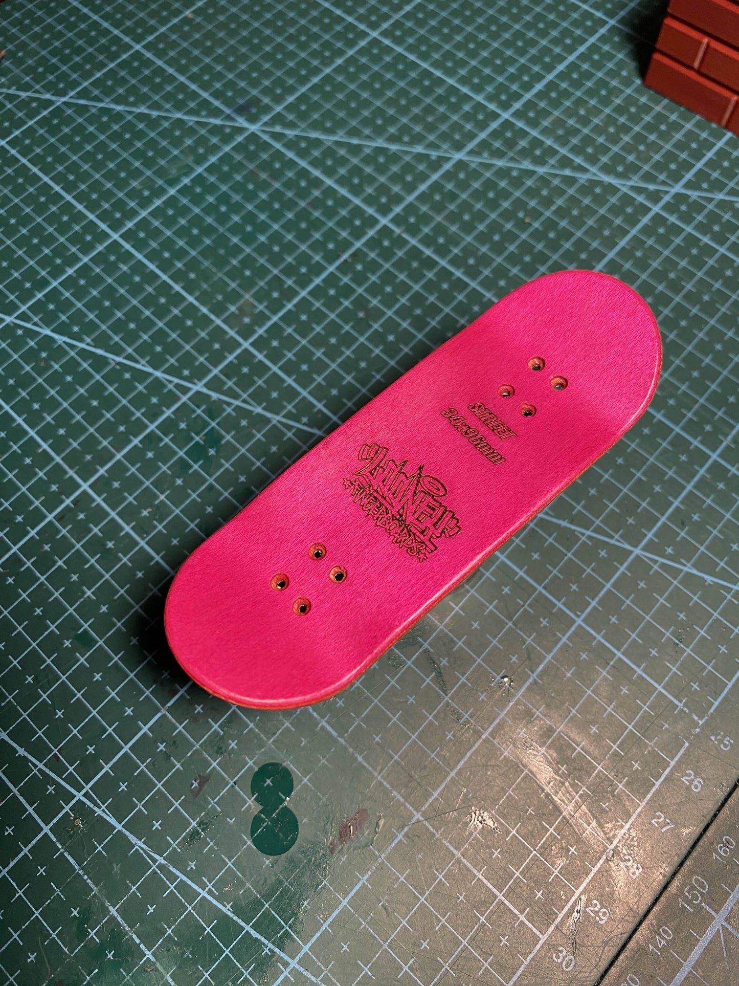 Black Clover Fingerskateboard, 34x96mm pro fingerboard